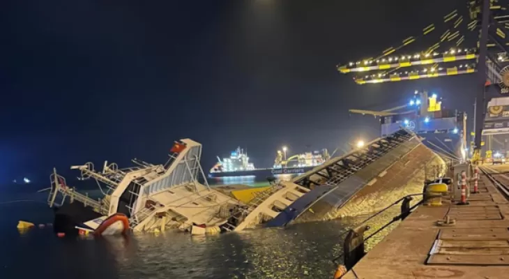 غرق یک کشتی کانتینری در بندر اسکندرون ترکیه