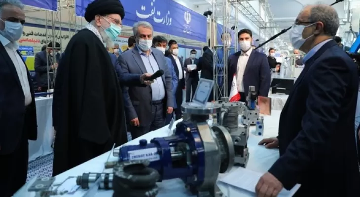 بازدید رهبر انقلاب از غرفه صنعت دریایی در نمایشگاه توانمندیهای داخلی